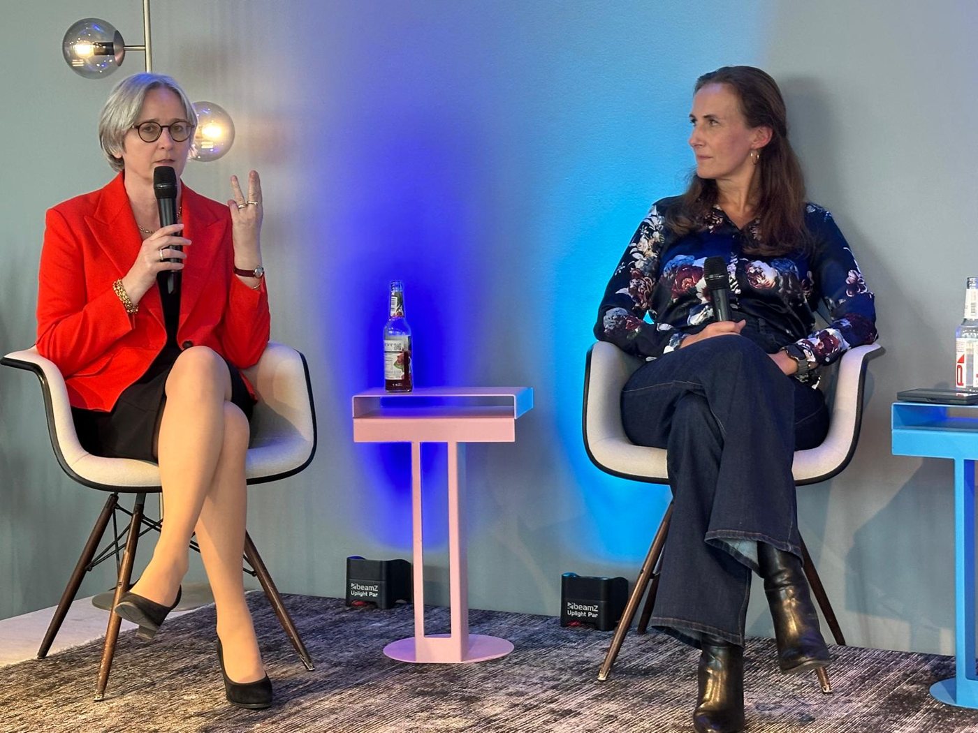 Dr. Anke Sax und Prof. Dr. Katja Nettesheim im Gespräch auf einer Bühne